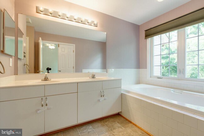 Building Photo - 6213 Stratford Ct
