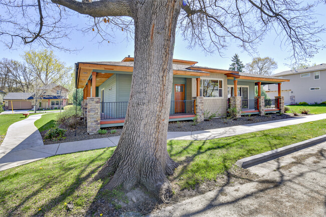 Building Photo - LUXURY MAINTENANCE FREE CORNER TOWNHOME