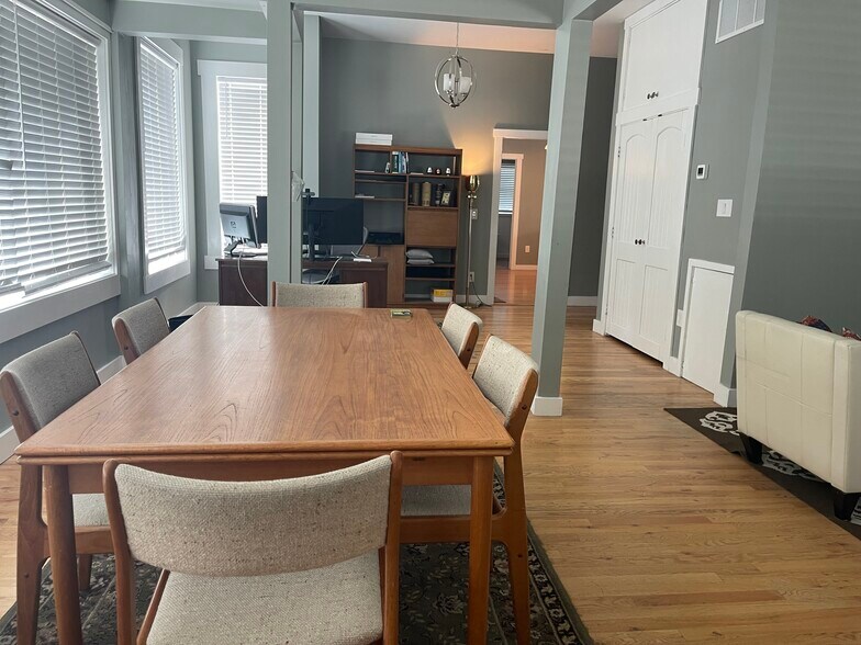 Building Photo - 1529 S Vermont Ave