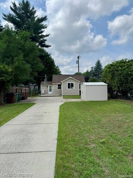 Building Photo - 47181 Pinecrest Dr