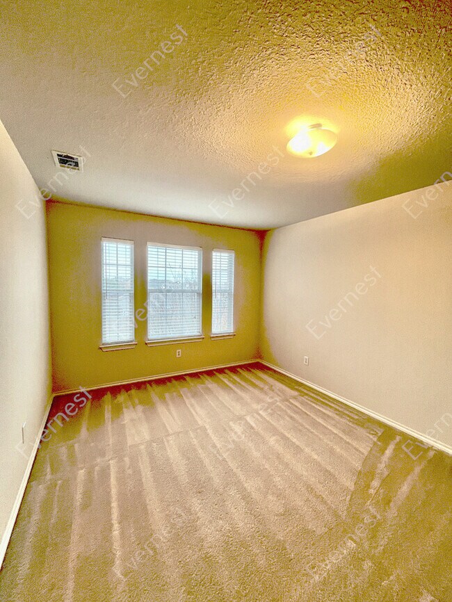 Building Photo - Spacious 3-Bedroom Home with Modern Kitche...