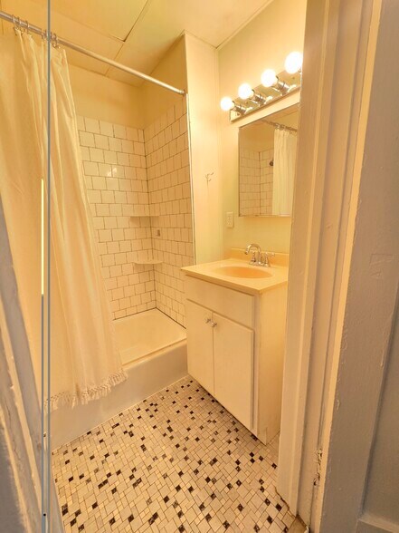 Bathroom with tub/shower - 974 N Highland Ave NE