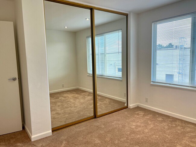 Building Photo - Sparkling 2 Bedroom 1.5 Bath - Nicely upda...