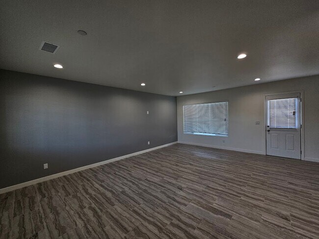 Building Photo - Newly Remodeled 2 Bedroom / 1 Bath! Call o...