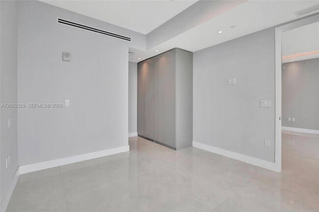 Building Photo - 15701 Collins Ave