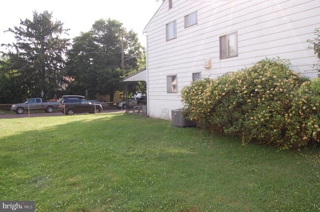 Building Photo - 979 Glasgow St