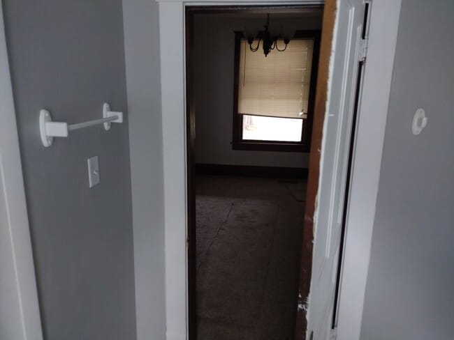 Building Photo - MAIN FLOOR LARGE APARTMENT