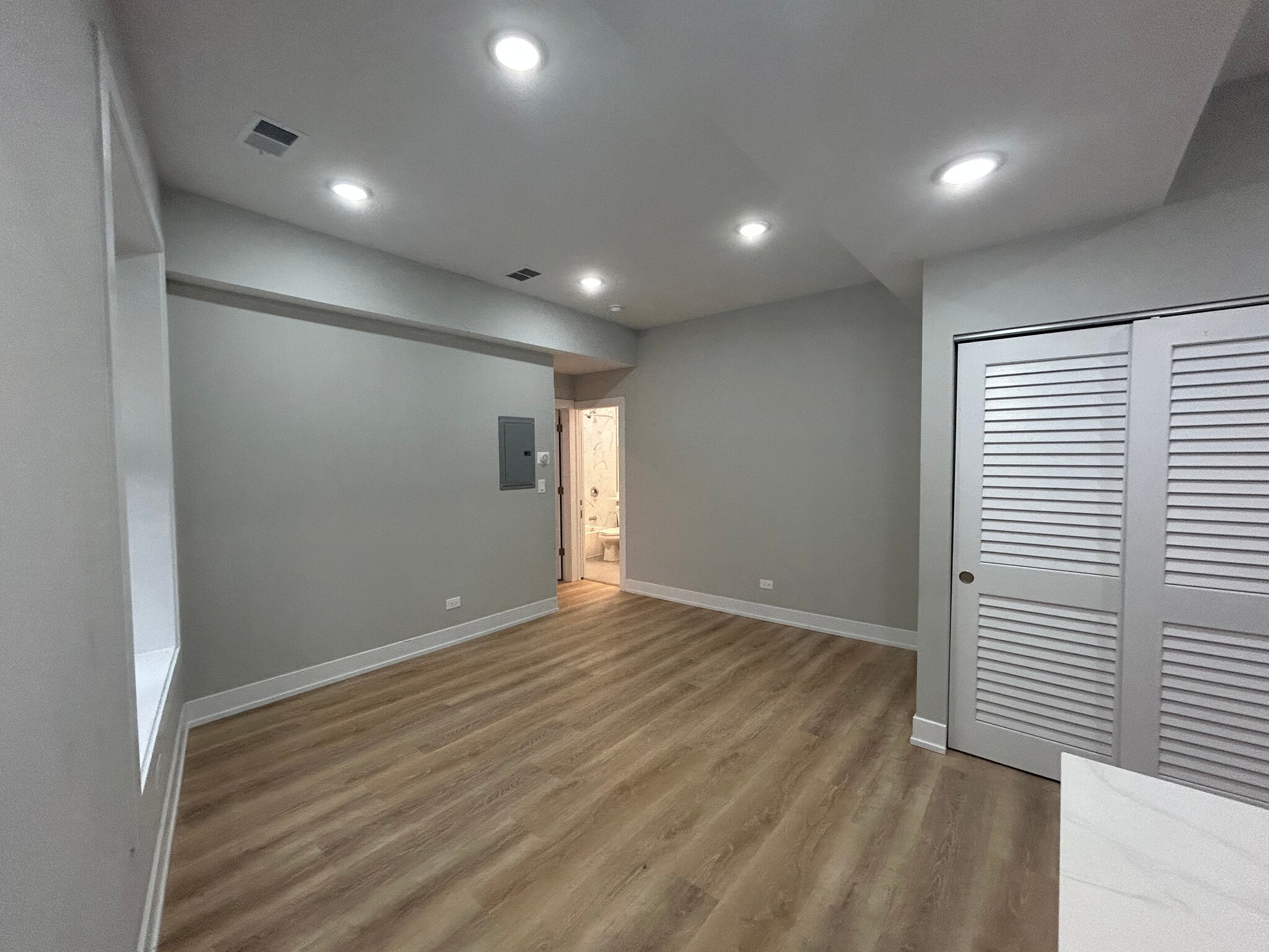 Building Photo - 423 W Belden Ave