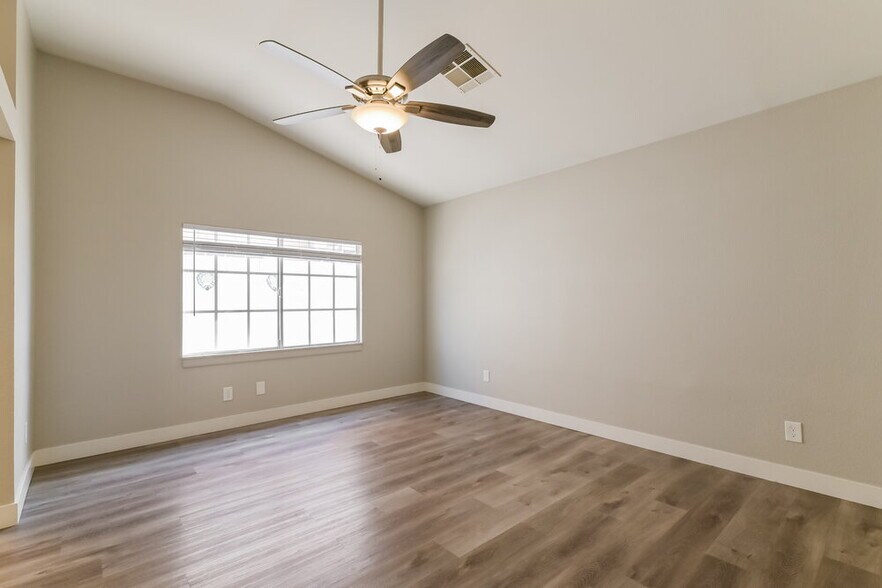 Building Photo - 801 Zinnia Cir