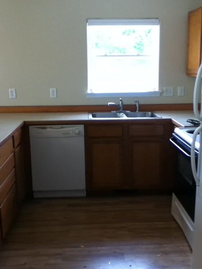 Building Photo - 4 Bedroom 2 Bathroom House - Close to MSU Campus