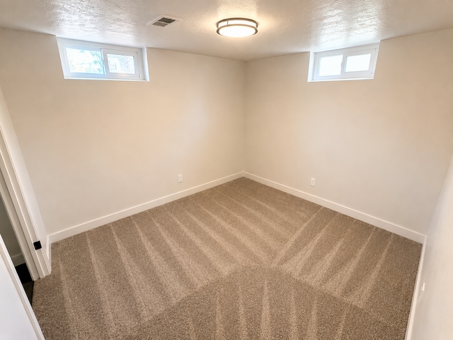 Building Photo - Updated 5 bedroom home is ready for you!