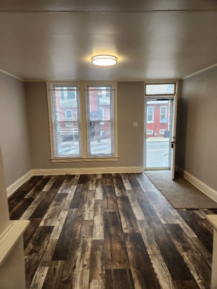 Building Photo - 958 E Princess St