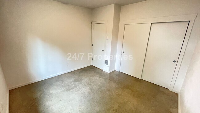 Building Photo - Modern 2 BD | 1 BA Duplex - SE PDX
