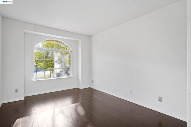 Building Photo - 493 S Clovercrest Ln