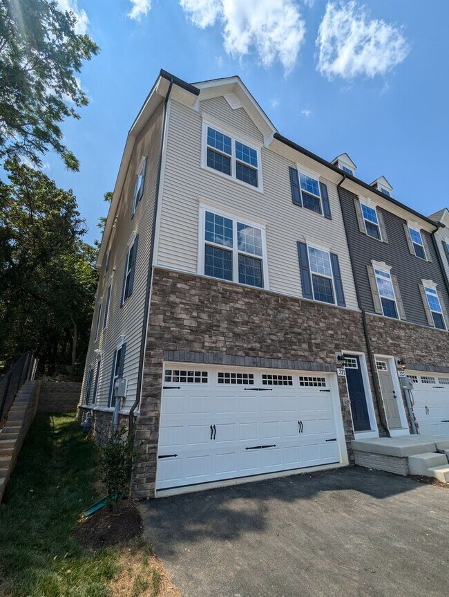 Building Photo - Gorgeous New Construction (never lived in)...
