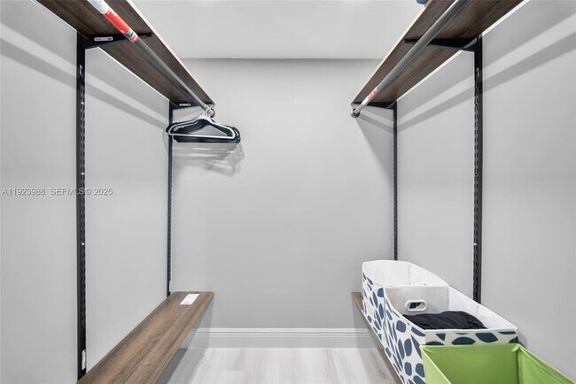 Building Photo - 707 NE 27th Ave