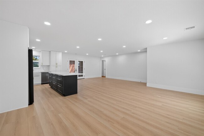 Building Photo - 9770 Cedardale Dr