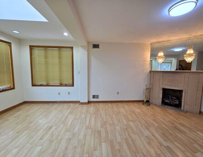 Building Photo - 911 80th St