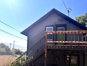 Building Photo - One Bedroom Apartment Home! Pet Friendly