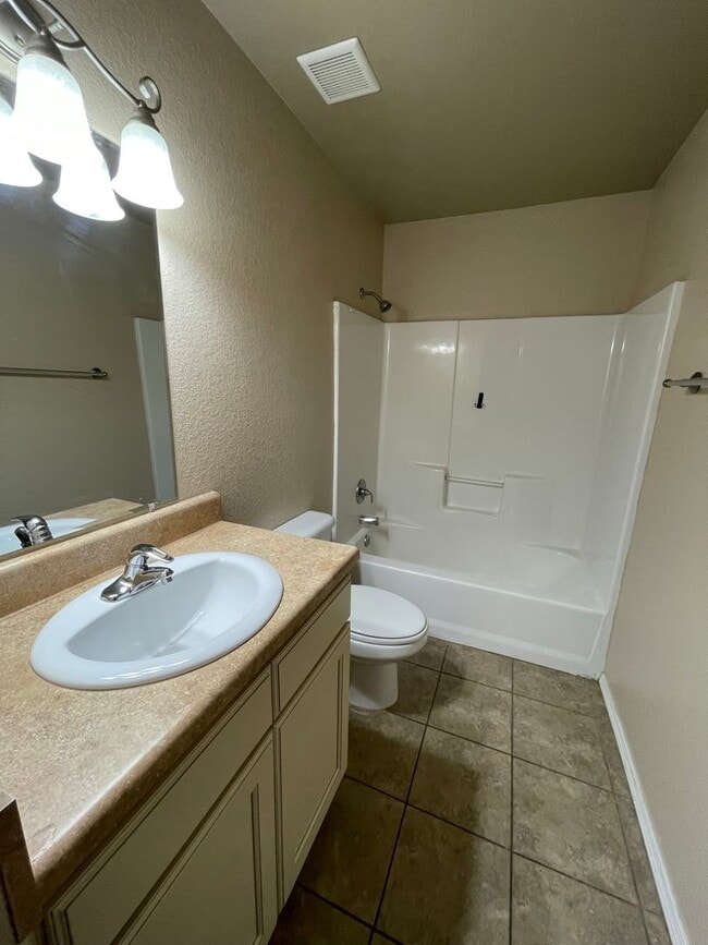 Building Photo - 2755 Oakview Rd
