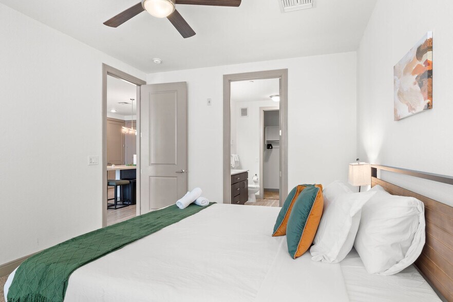 Building Photo - 555 N College Ave