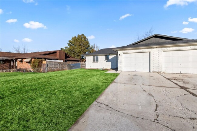 Building Photo - 3 Bedroom 1 Bathroom Duplex in SW Boise