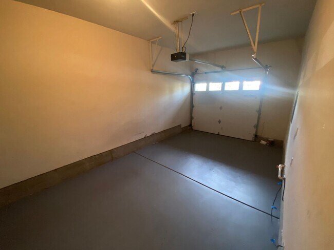 Building Photo - Come See This Lovely 3 Bedroom Townhouse!