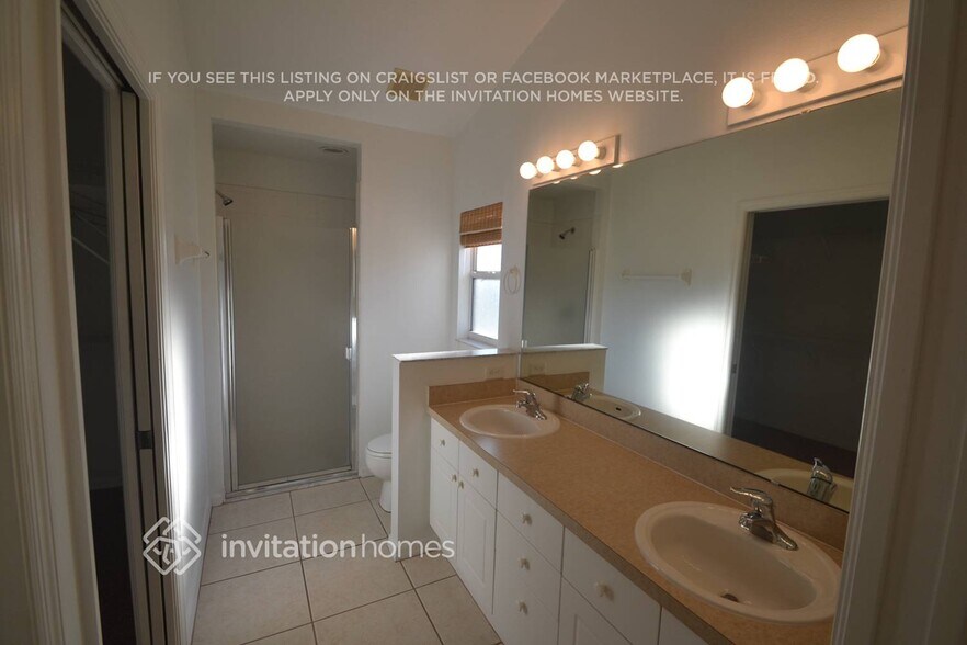 Building Photo - 13203 Biscayne Dr