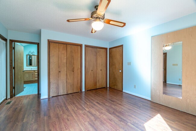 Building Photo - Meticulously maintained property with a st...