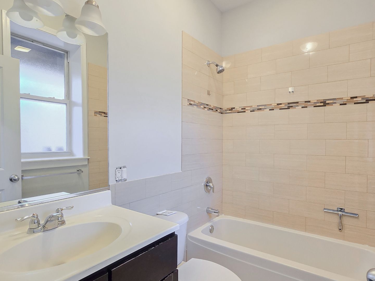 Building Photo - 850 W Cornelia Ave