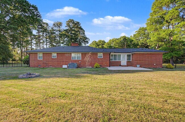 Building Photo - Charming 3-Bed/2.5-Bath Ranch in Durham