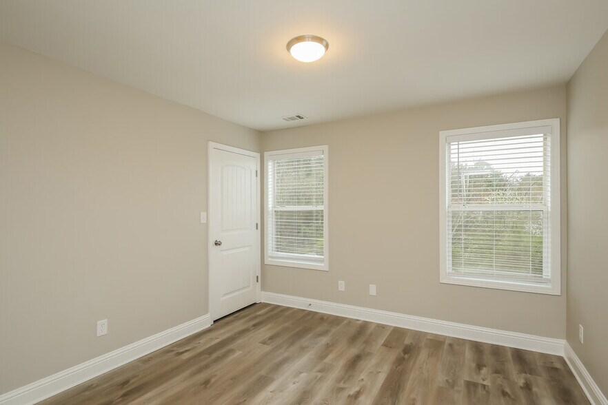 Building Photo - 137 Sweetspring Way