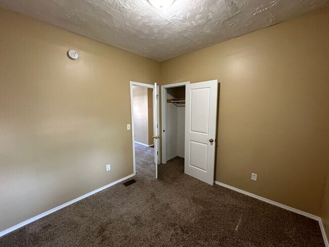 Building Photo - 3 bed / 1 bath home near 27th and Randolph.