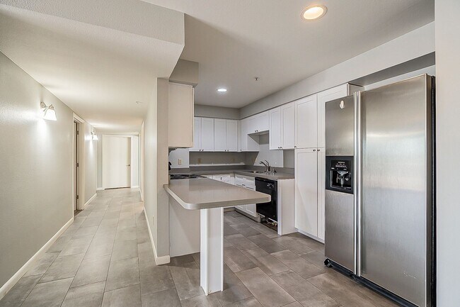 Building Photo - Walking Distance to ASU!
