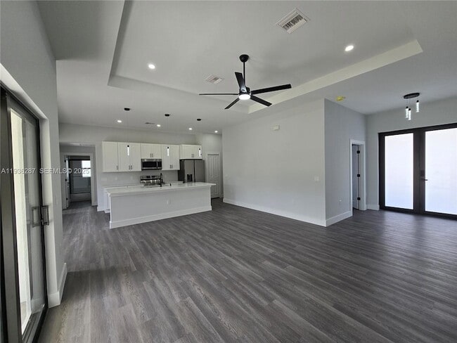 Building Photo - 1605 W 11th St