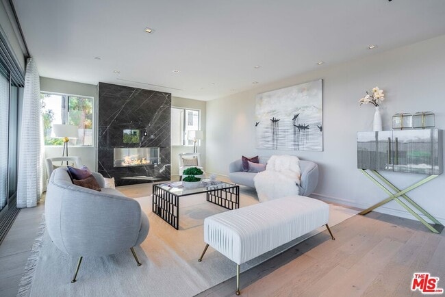 Building Photo - 2391 Roscomare Rd