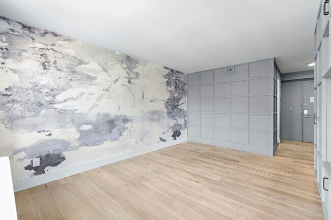 Building Photo - 516 W 47th St
