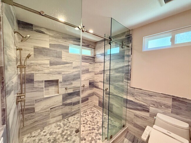 Building Photo - Beautifully Updated 3 bedroom + Office/2 B...