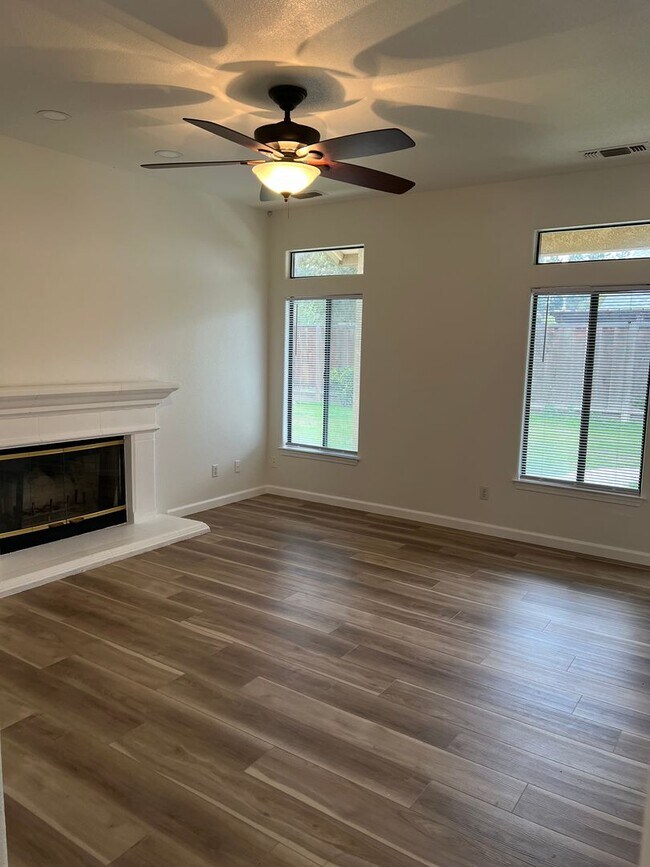 Building Photo - Beautiful Family Home