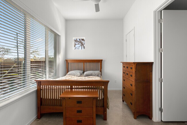Building Photo - 3100 Menchaca Rd
