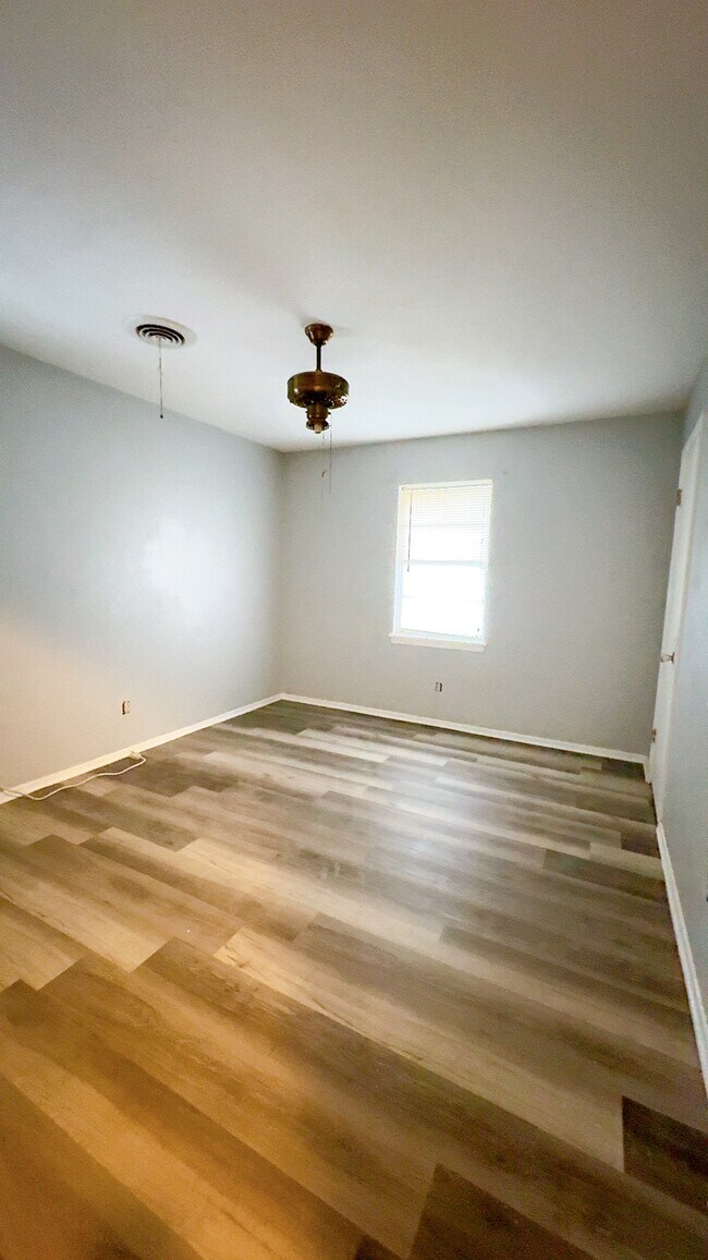 Building Photo - 1015 19th St SW