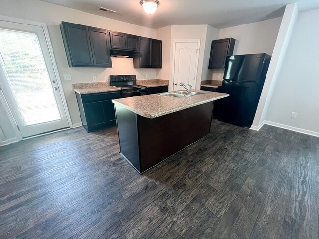 Building Photo - Beautiful 3 bedroom, 2 1/2 bathroom home i...