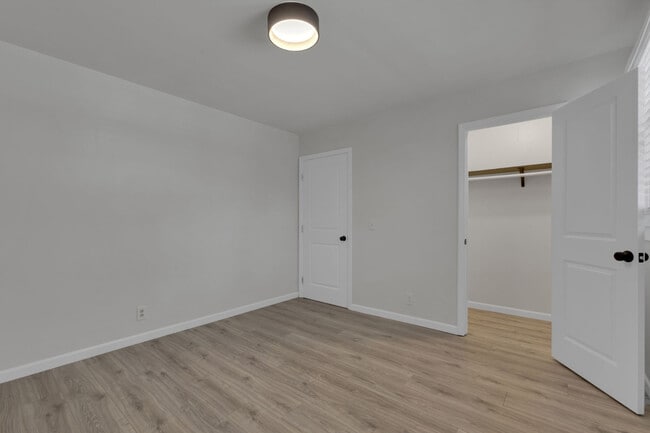 Building Photo - Renovated Duplex in Prime Walkable 12 South Location!