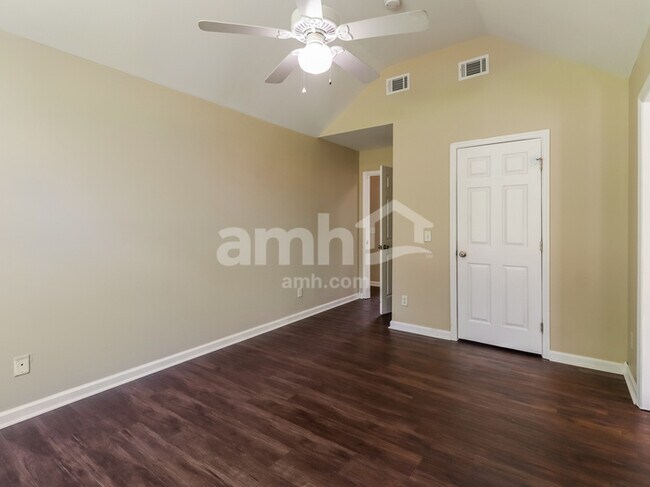 Building Photo - 61 Wintergreen Dr