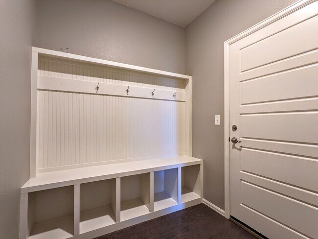 Building Photo - 6152 Gannet Dr