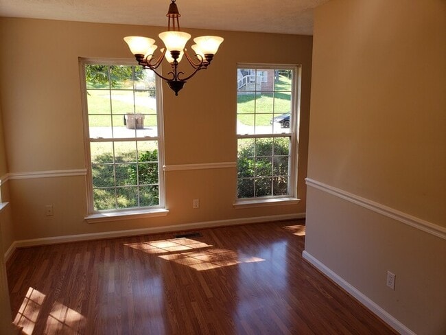 Building Photo - Large Home on Dead End street