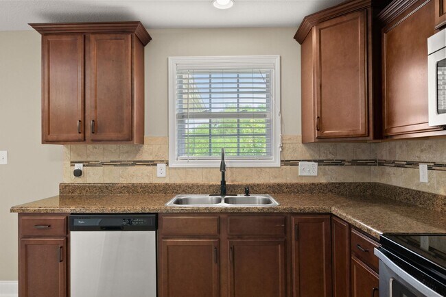 Building Photo - Coming Soon - Large home in the Heart of F...