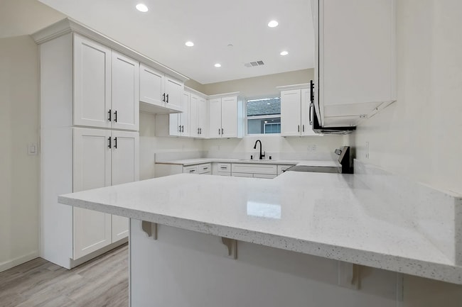 Building Photo - 601 E 10th St