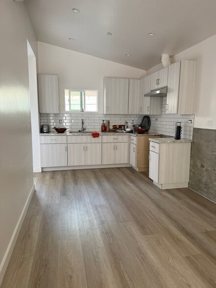 Building Photo - 3059 Sycamore Ave