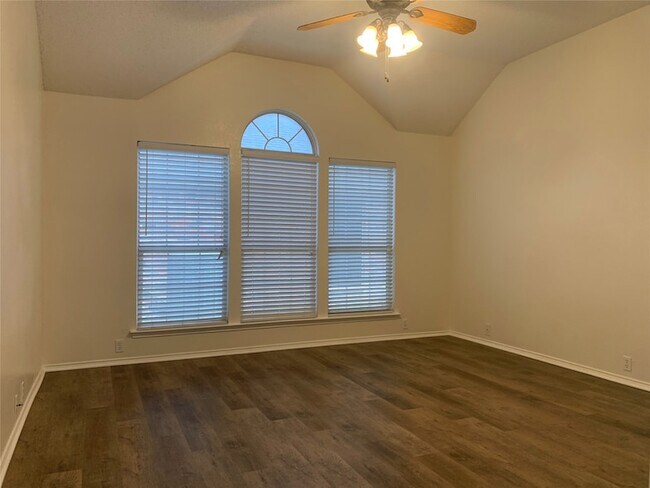 Building Photo - 4725 Park Bend Dr